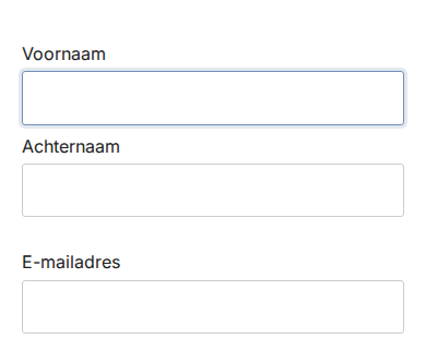 Gepubliceerd formulier op een telefoon: Voornaam boven Achternaam, daarna E-mailadres