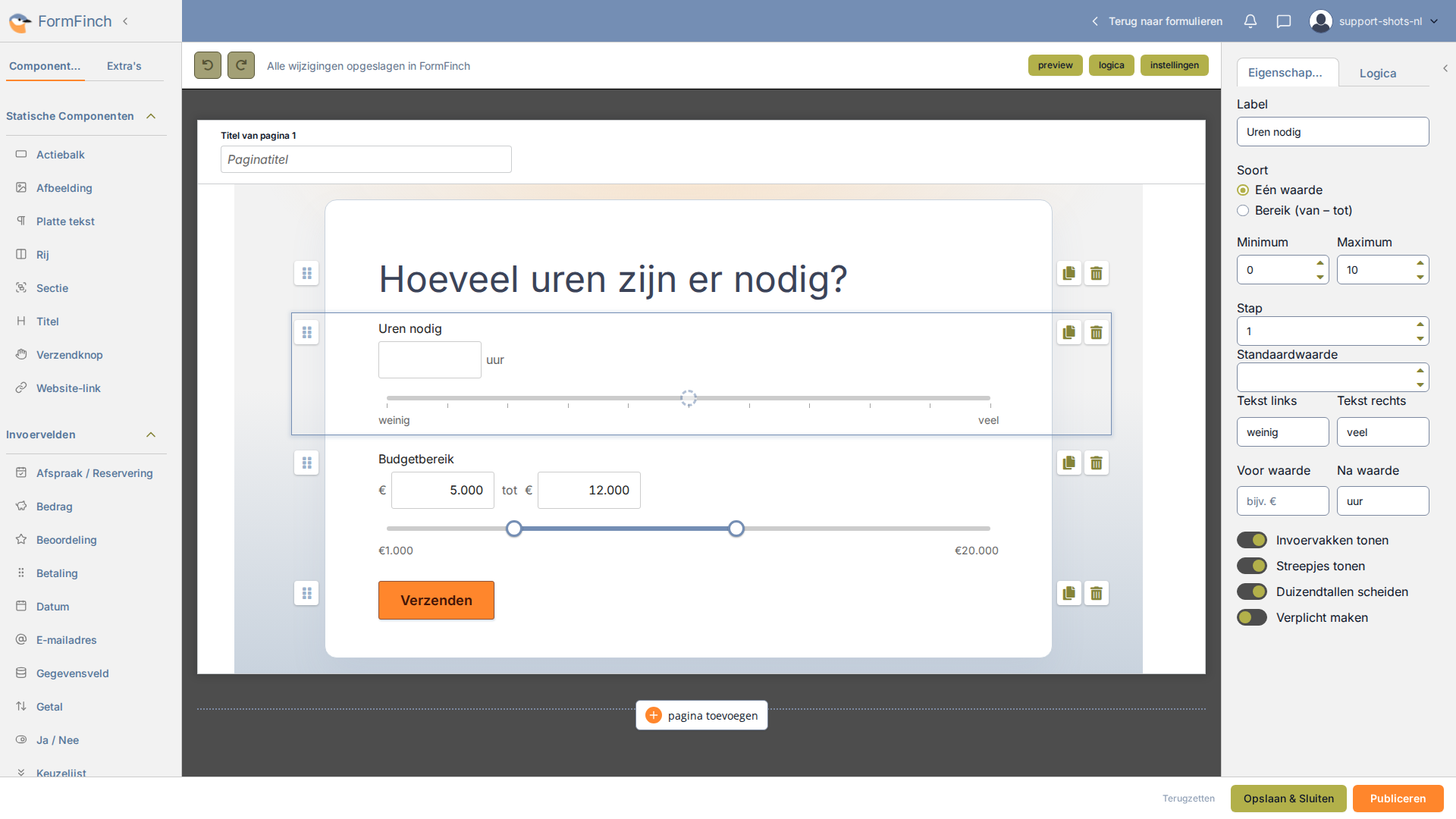 Formulierontwerpinterface met een Schuifregelaar geselecteerd: Uren nodig op het canvas met streepjes, en eigenschappen open met Soort, Minimum, Maximum, Stap en Streepjes tonen