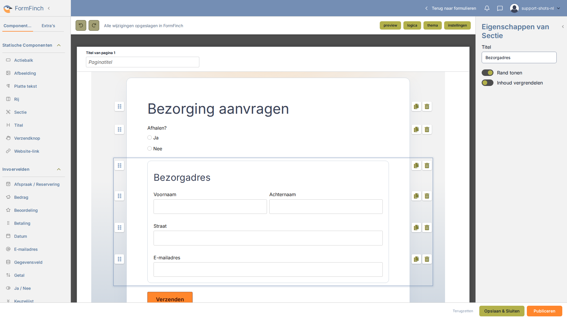 Formulierontwerpinterface met Sectie Bezorgadres geselecteerd: Titel, Rand tonen en Inhoud vergrendelen in het eigenschappenpaneel, en een Rij velden in de sectie