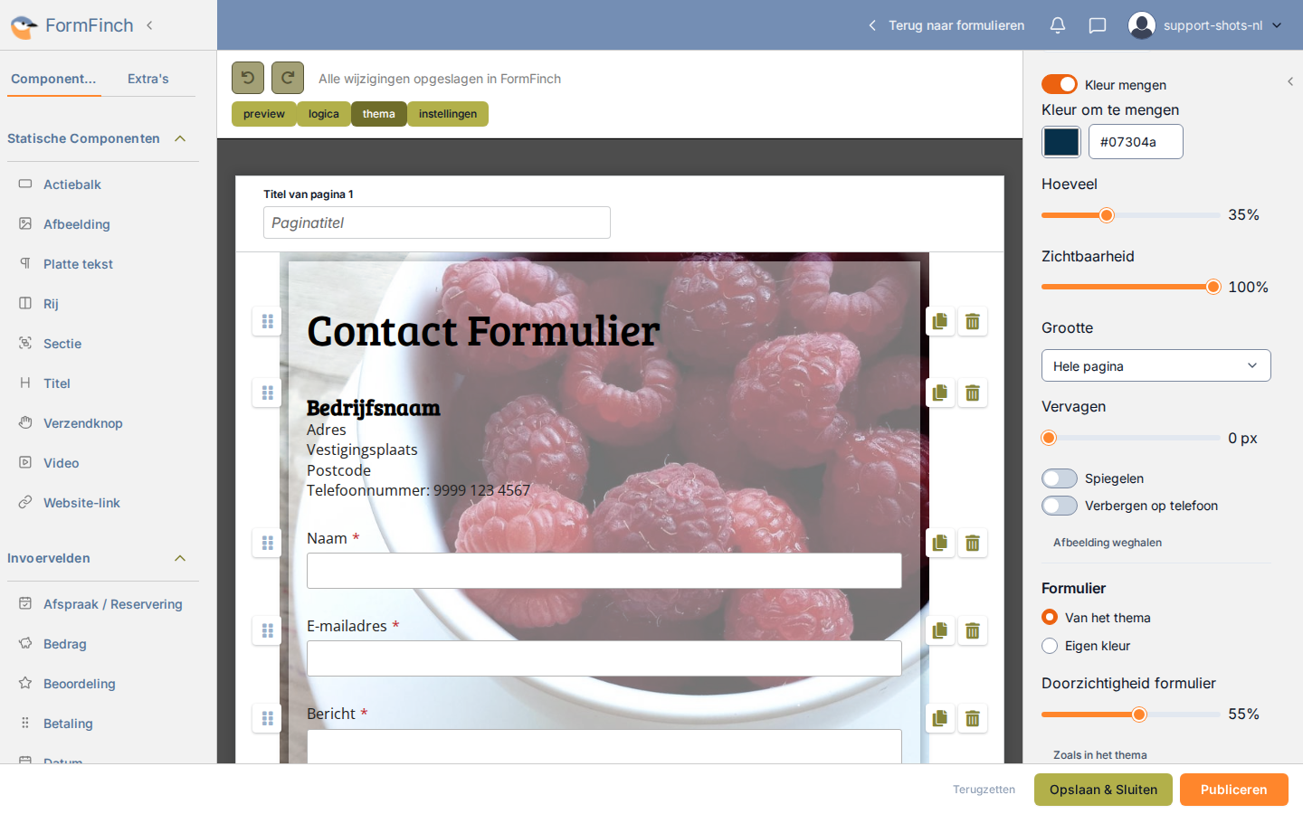 Ontwerpinterface met een foto van frambozen over de hele pagina achter een licht doorzichtig contactformulier. Kleur mengen staat aan.