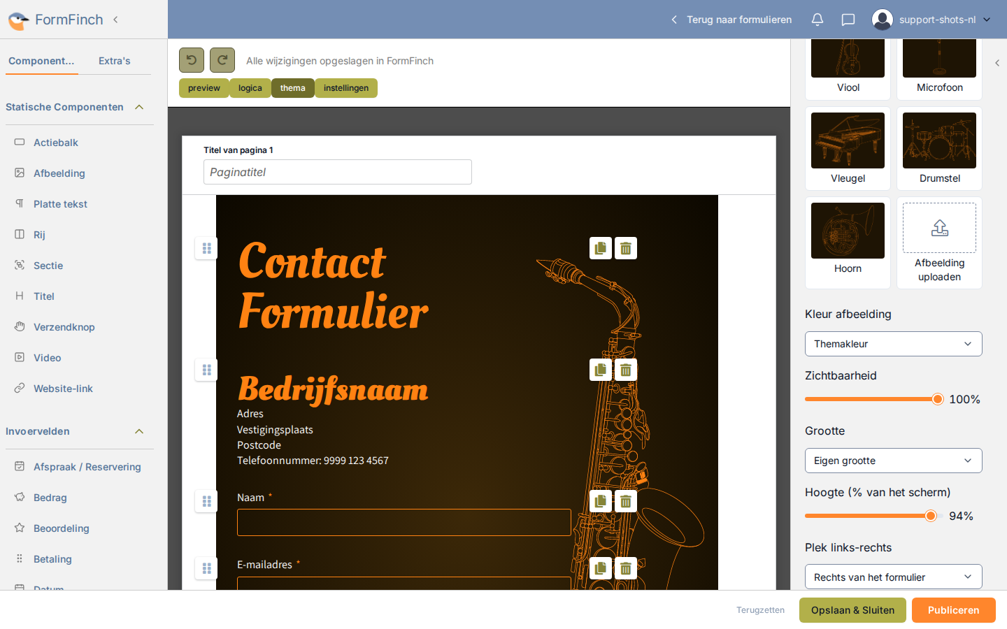Ontwerpinterface op het thema Saxofoon. Rechts van het contactformulier staat een oranje lijntekening van een saxofoon. Kleur afbeelding staat op Themakleur.