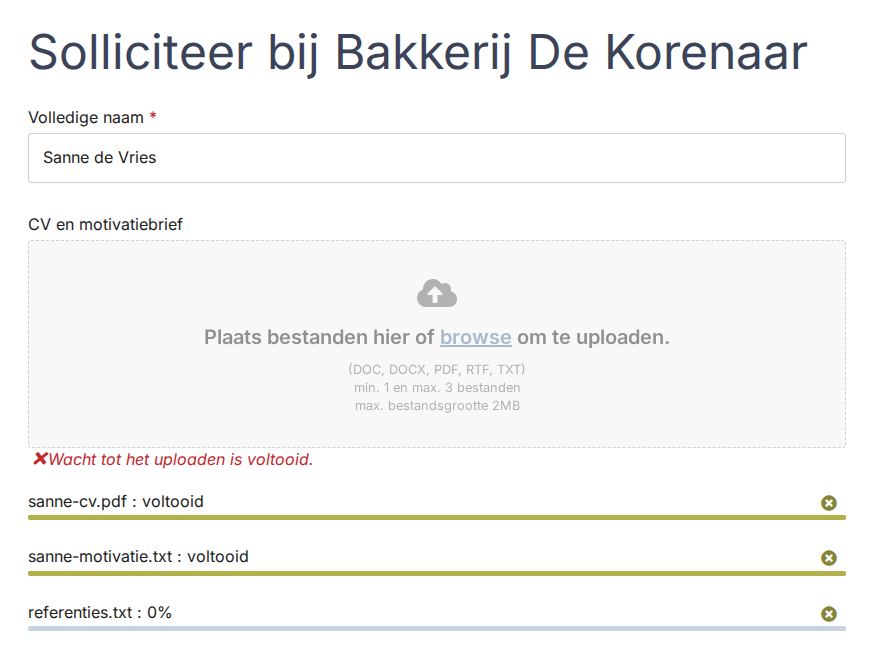 Gepubliceerd sollicitatieformulier met Sanne de Vries, twee voltooide bestanden, een derde bestand nog op 0%, en de melding Wacht tot het uploaden is voltooid.
